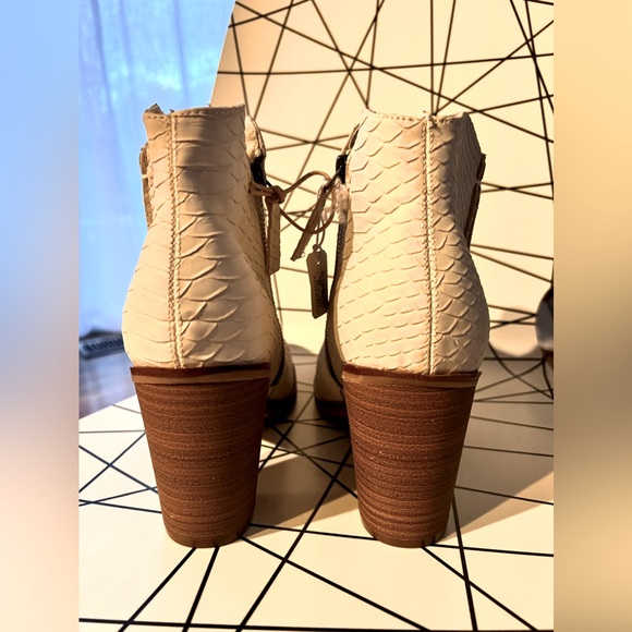 New MIA Ivory Boots - Picture 2 of 9